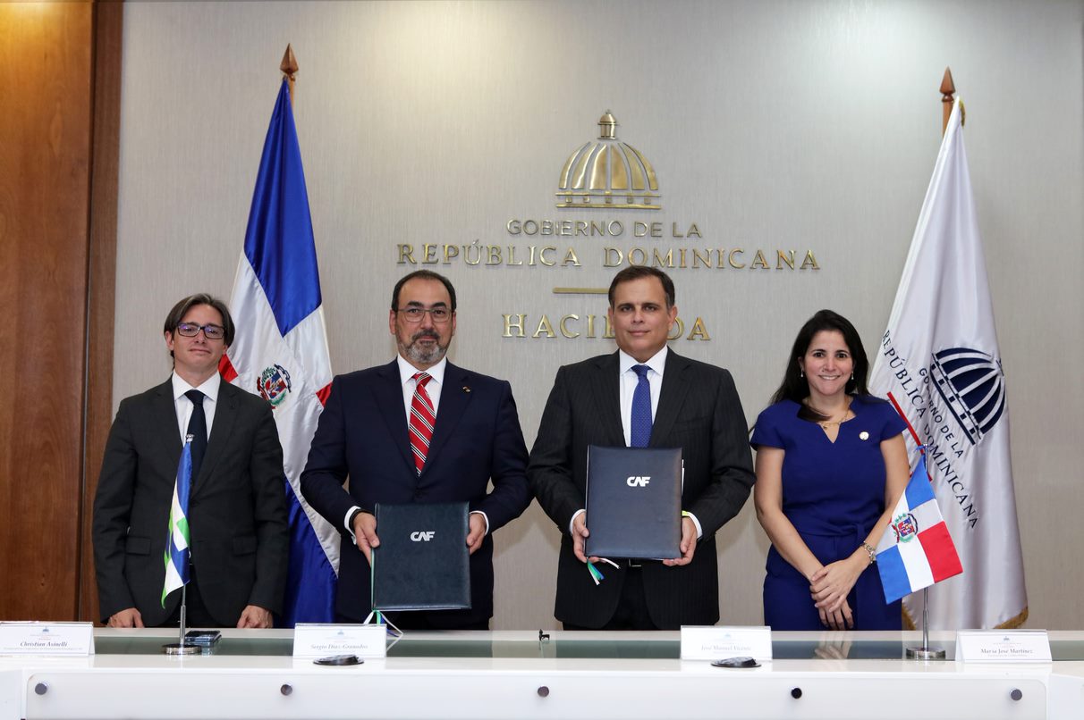 Christian Asinelli, vicepresidente corporativo de Programación Estratégica del CAF; Sergio Díaz-Granados, presidente ejecutivo del CAF; Jochi Vicente, ministro de Hacienda; y María José Martínez, viceministra de Crédito Público del Ministerio de Hacienda. 
